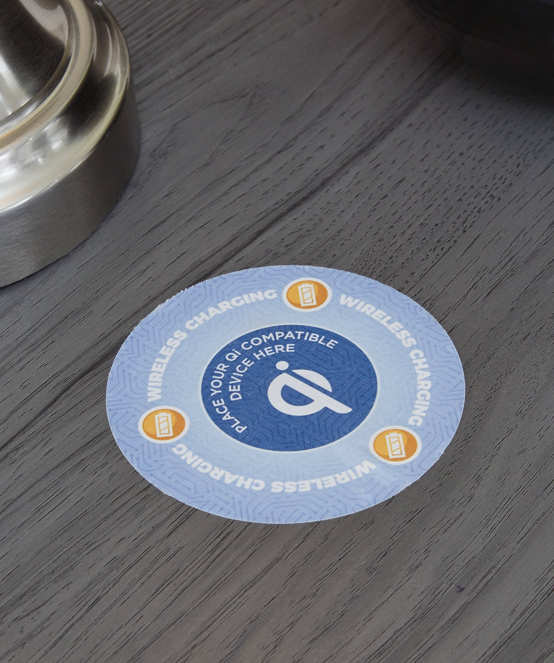 Cabecero Lodanna con paneles tapizados, tocador con espejo, cómoda y mesita de noche