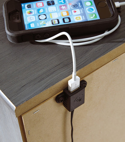 Cabecero Lodanna con paneles tapizados, tocador con espejo, cómoda y mesita de noche