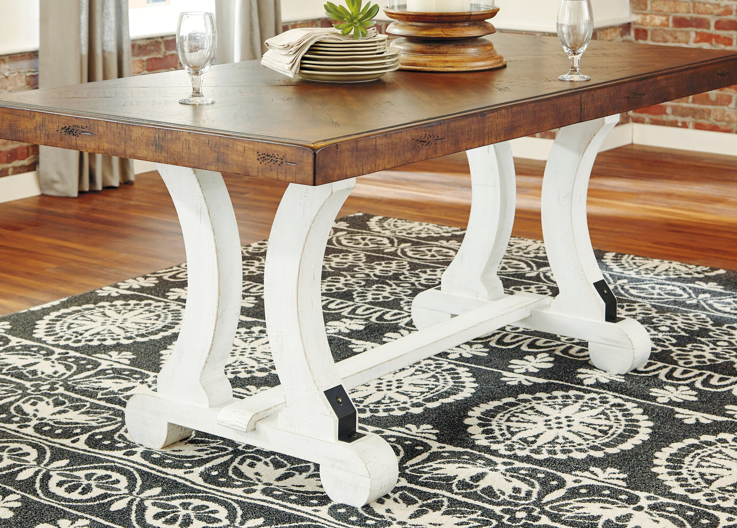 Mesa de comedor Valebeck y 6 sillas