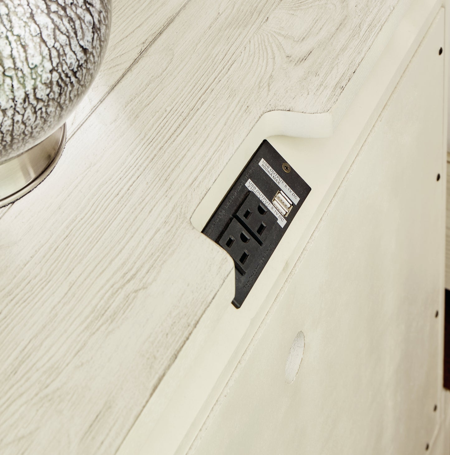 Mesita de noche de tres cajones Arlendyne