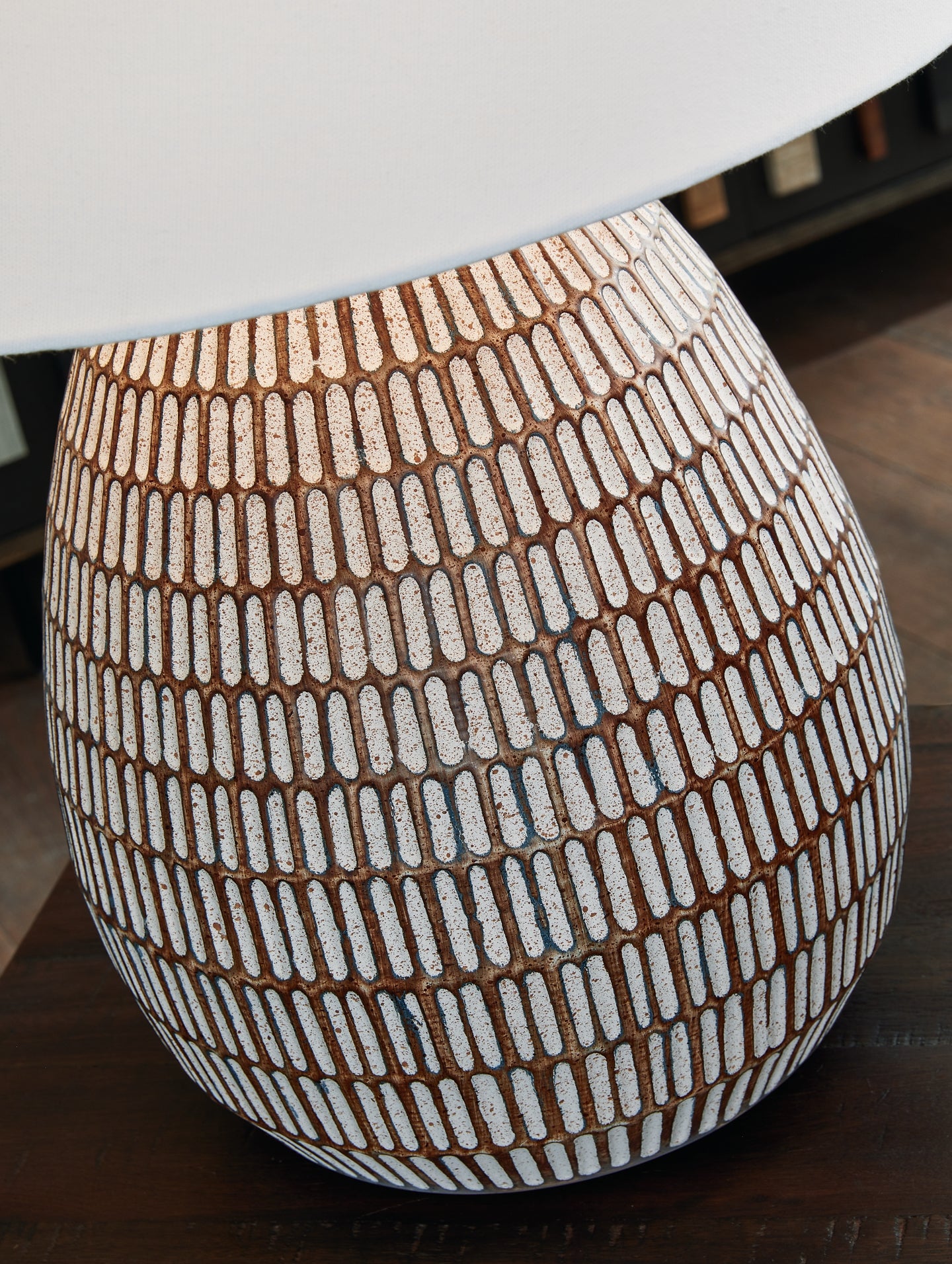 Lámpara de mesa de metal Darrich (1 unidad)