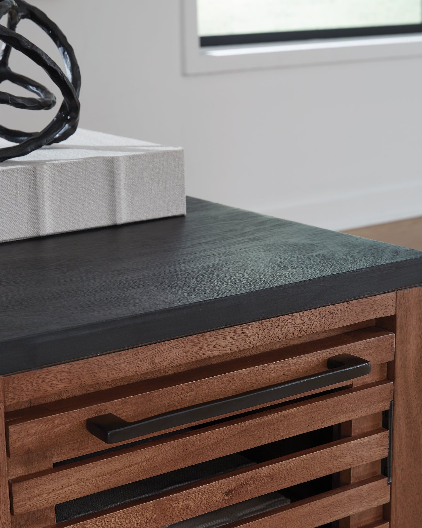 Mesa auxiliar con silla Kallari